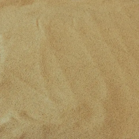 Glad gestreken fijn geelbeige speelzand