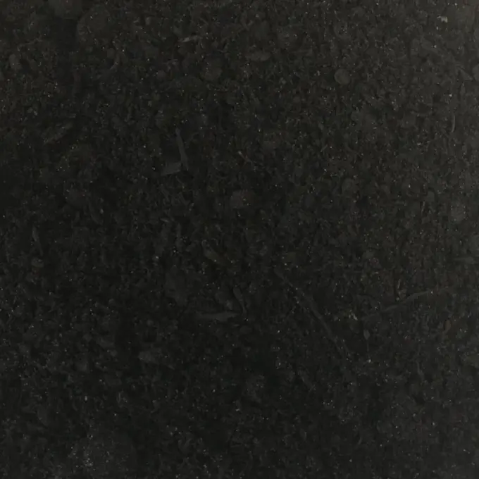 Diepzwarte fijne veencompost met een egale structuur