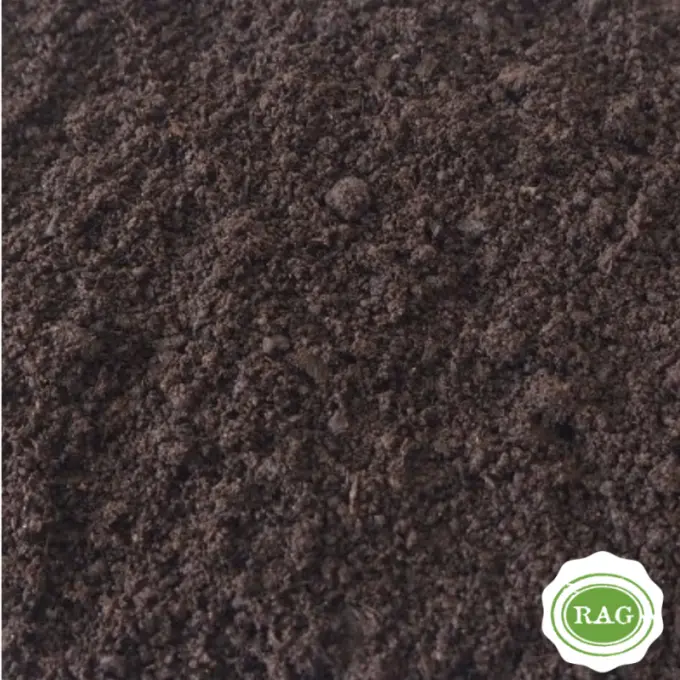 Fijne donkerbruine tuinturf met groen RAG-logo in de hoek