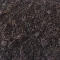 Donkerbruine turfgrond met vezelige kluitjes en fijne wortels