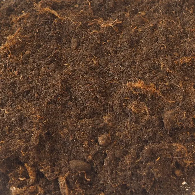 Bruine veencompost met veel oranjebruine vezels