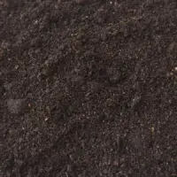 Fijnkorrelige donkerbruine wormenhumus met lichte spikkels