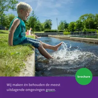 Voorblad van de brochure Heicom met een jongen die in het water plenst