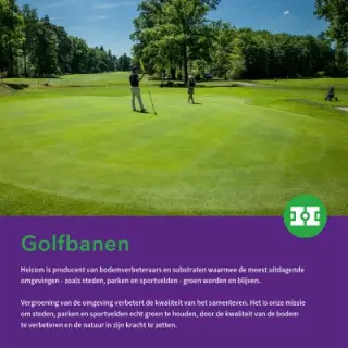 Voorblad van de brochure Golfbanen met twee golfers op een green