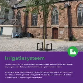 Voorblad van de flyer Irrigatiesysteem met een boom op een kerkplein