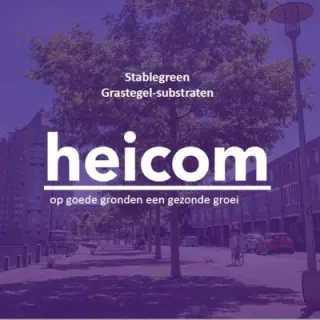 Voorblad van de brochure Stablegreen grastegel-substraten met een straat langs water