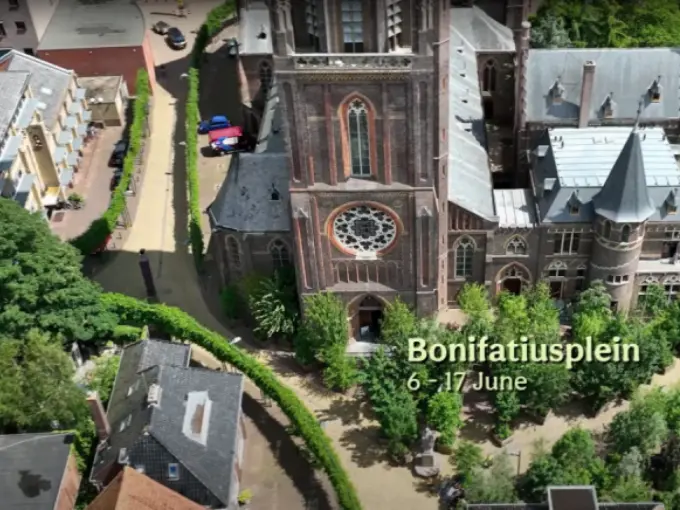 Luchtfoto van een kerkplein vol jonge bomen met de tekst Bonifatiusplein