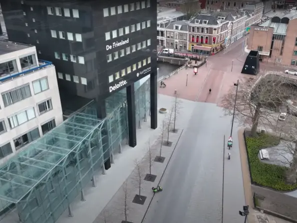 Luchtfoto van een lege stadsstraat met kantoorgebouwen zonder bomen