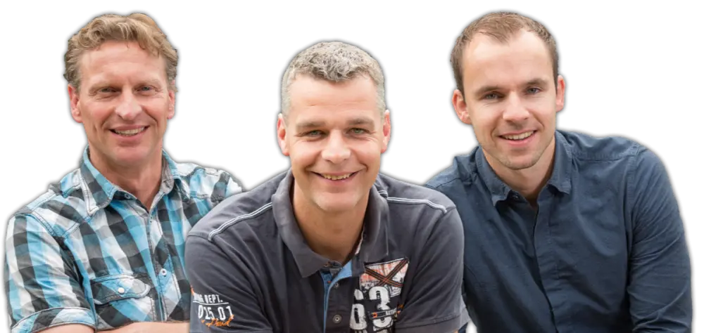 Drie lachende mannen naast elkaar op een witte achtergrond