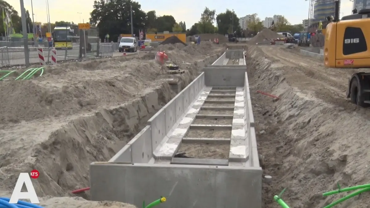 Betonnen boombunkers in een uitgegraven sleuf langs een weg