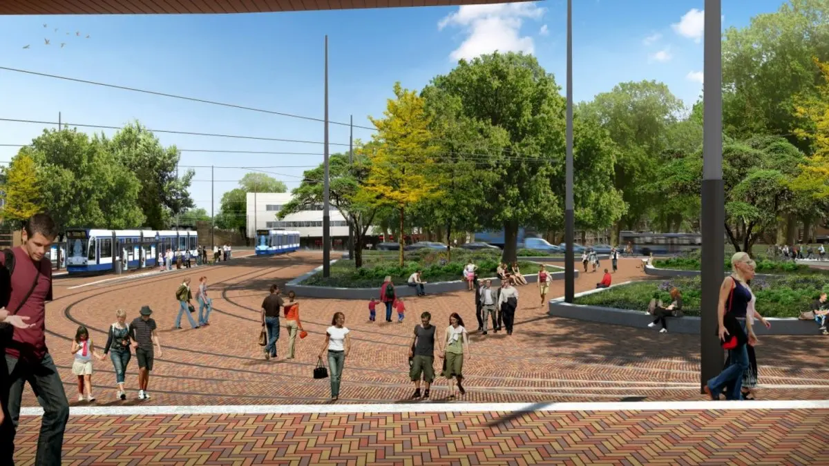 Ontwerpimpressie van een stationsplein met tram, bomen en wandelaars