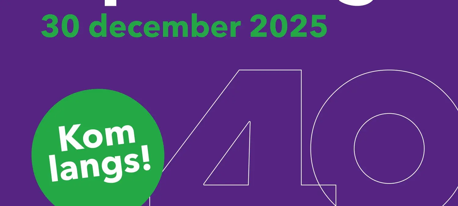 Paarse uitnodiging met 30 december 2025, Kom langs en het cijfer 40