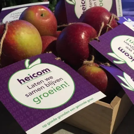 Houten kistje met appels en paarse heicom-kaartjes erbij