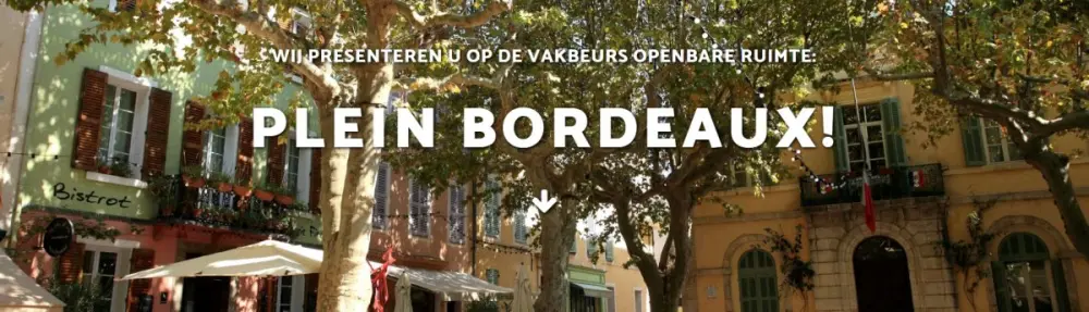 Plein met platanen en een bistro, met de tekst Plein Bordeaux