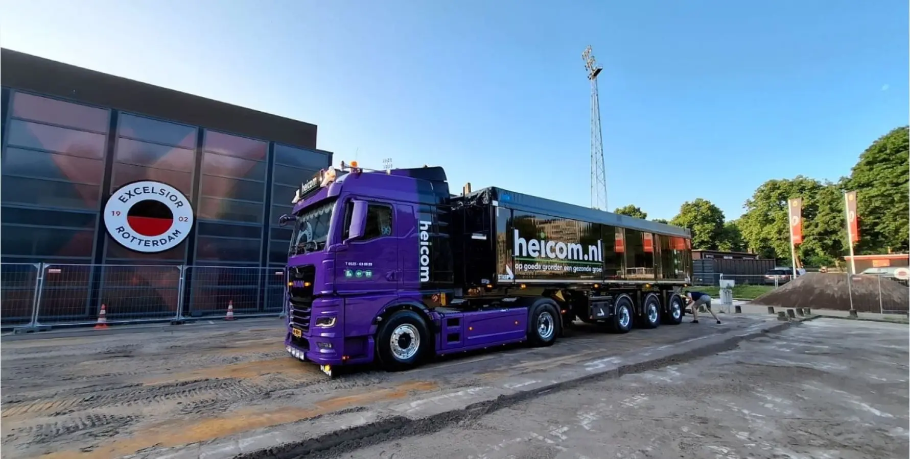 Heicom-vrachtwagen voor het stadion van Excelsior Rotterdam