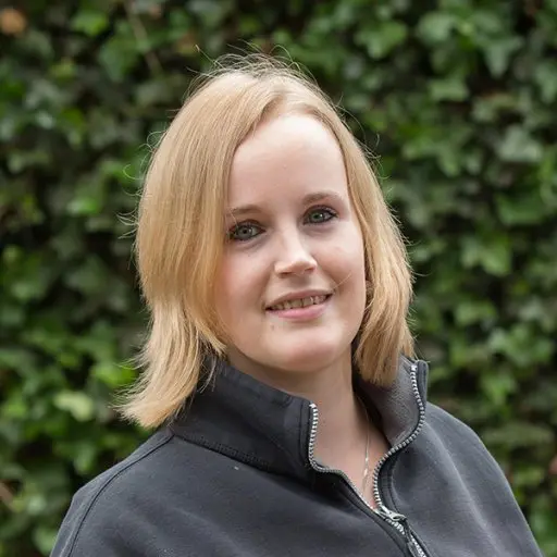 Portret van Rolinde Wensink in donker fleecevest voor klimop