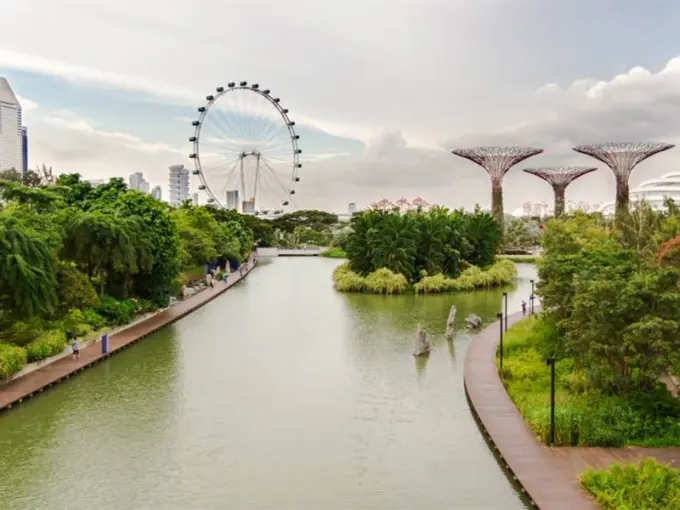 Uitzicht over een waterpartij met reuzenrad en supertrees in Singapore