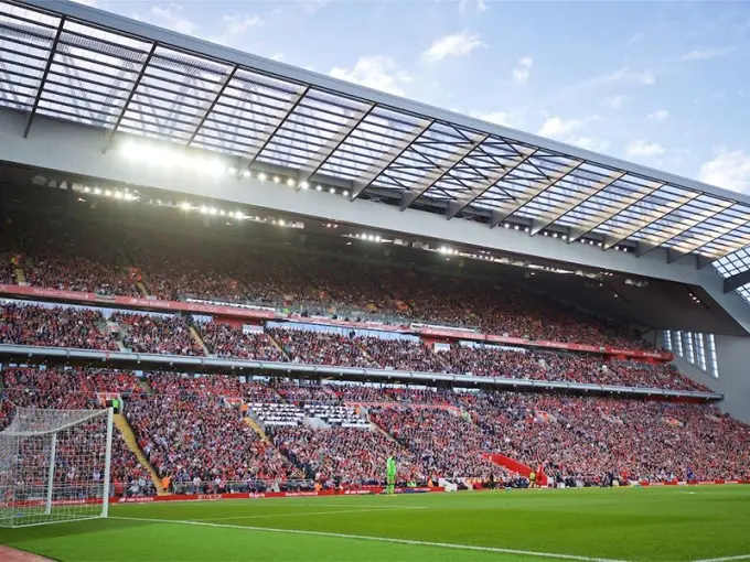 Vol voetbalstadion met tribunes vol publiek en een groen grasveld
