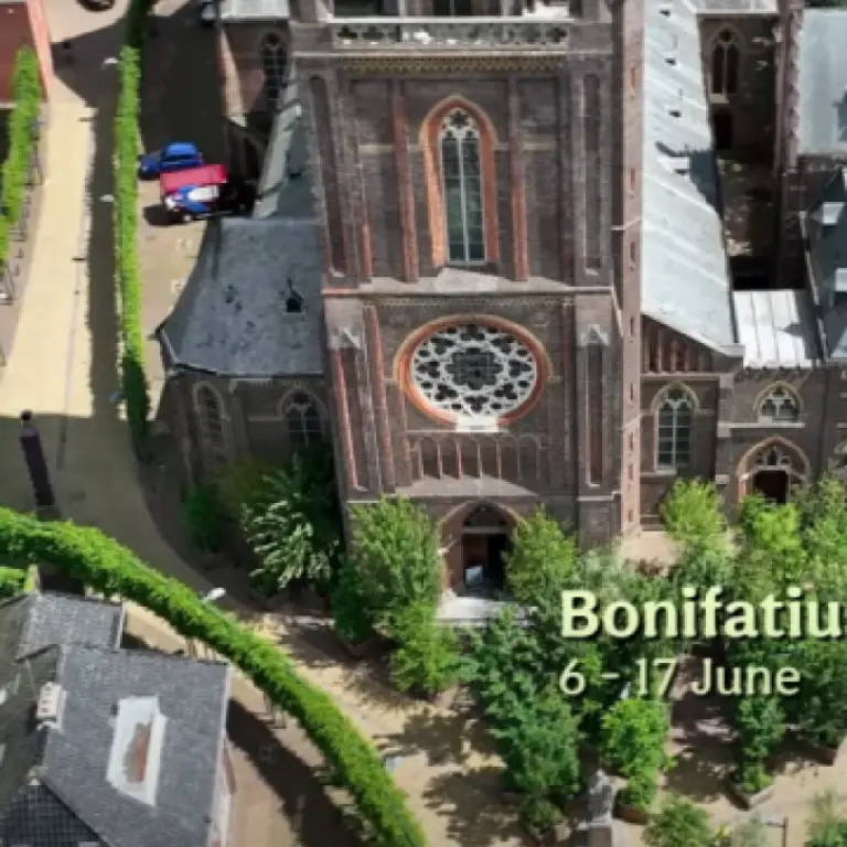 Kerk en plein van bovenaf met de tekst Bonifatiusplein in beeld