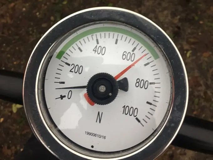 Ronde drukmeter met wijzerplaat tot 1000 newton, van dichtbij