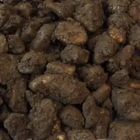Kluiten steen omhuld met donkerbruine klei, van dichtbij