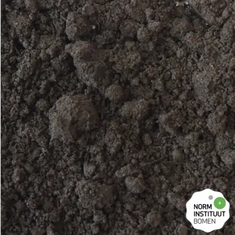 Zwartbruine kluiterige bomengrond met logo Norm Instituut Bomen