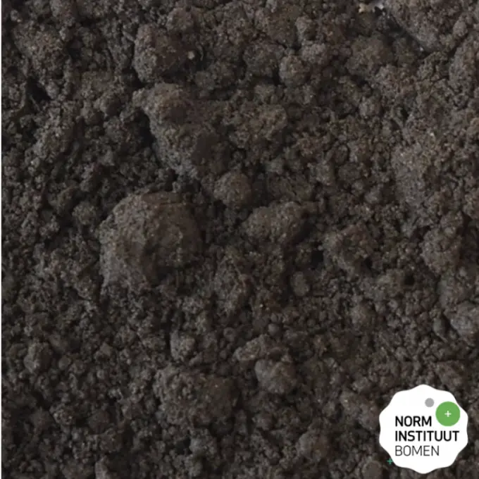 Zwartbruine kluiterige bomengrond met logo Norm Instituut Bomen