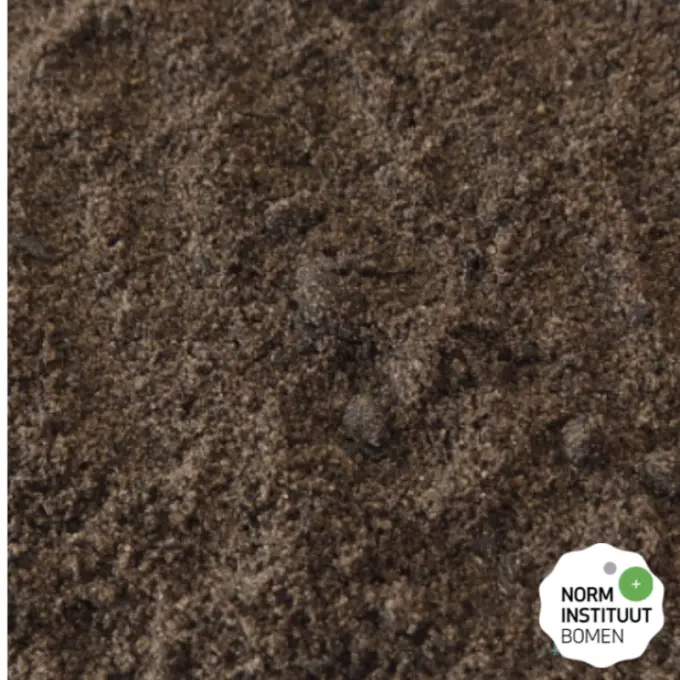 Donkerbruin grofkorrelig bomenzand met logo Norm Instituut Bomen