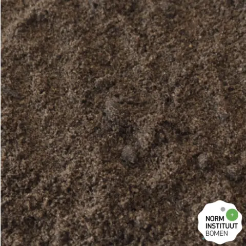 Egaal grijsbruin fijn bomenzand met logo Norm Instituut Bomen