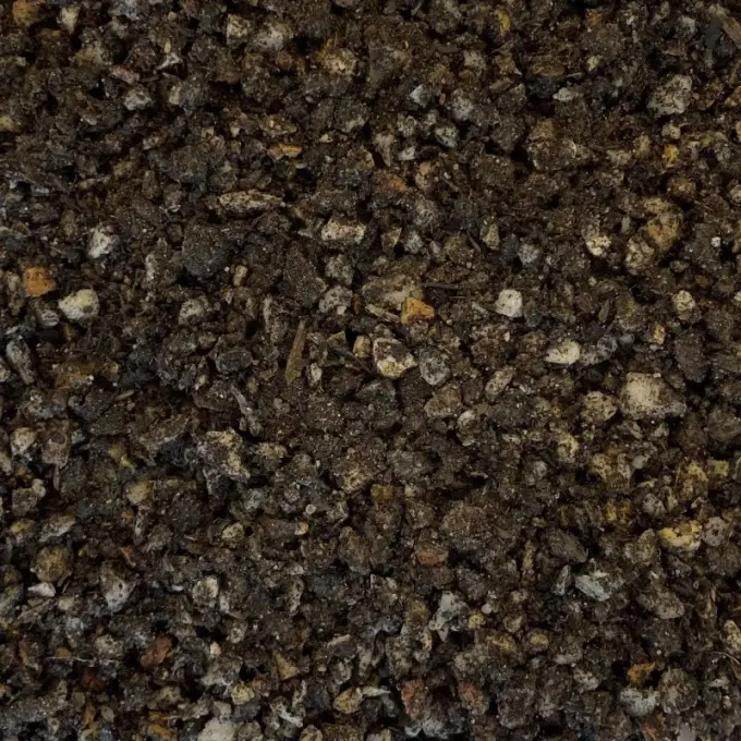 Fijn granulaat van donkere grond met lichte steenkorrels