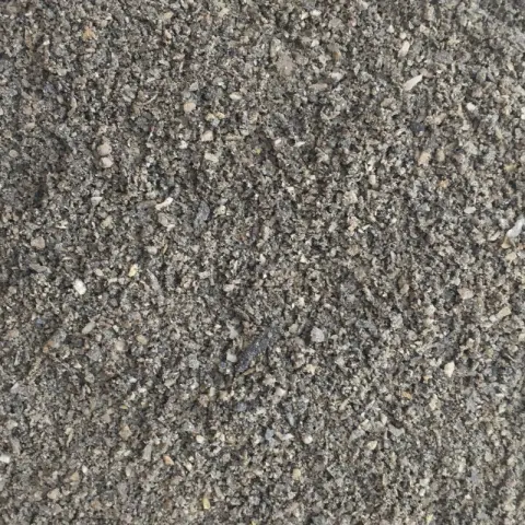 Grijsbruin brekerzand met kleine hoekige steentjes en fijn gruis