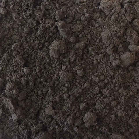 Donkere kruimelige teelaarde met fijne, egale structuur