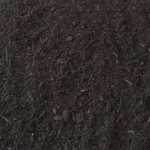 Bijna zwarte fijne compost met kleine houtdeeltjes