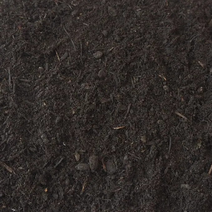 Bijna zwarte fijne compost met kleine houtdeeltjes