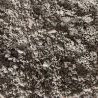 Grijsroze granietsplit vermengd met donkere grond