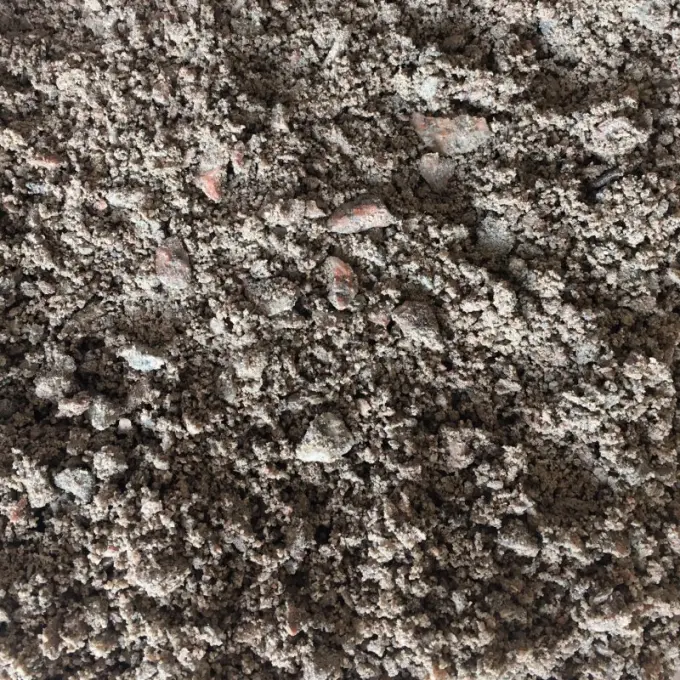 Grijsroze granietsplit vermengd met donkere grond