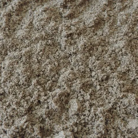 Fijn zand in beige- en grijstinten, ruw opgehoopt