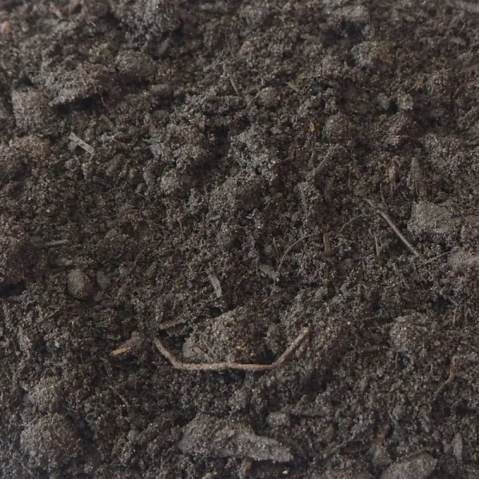 Donkerbruine groencompost met takjes en fijne houtresten