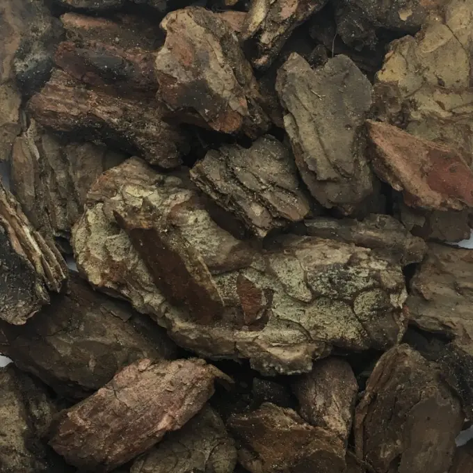 Grove stukken roodbruine dennenschors dicht op elkaar