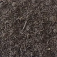 Donkerbruine houtcompost met fijne houtvezels en takjes