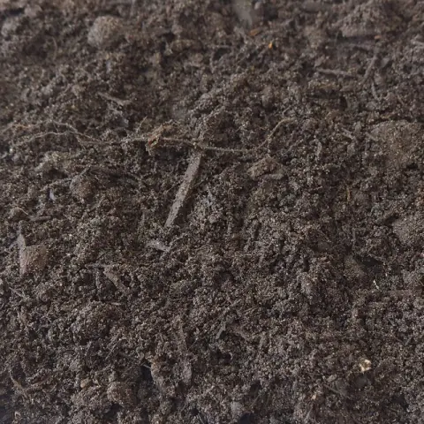 Donkerbruine houtcompost met fijne houtvezels en takjes