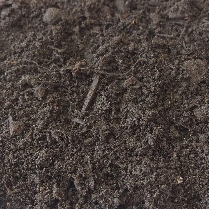 Donkerbruine houtcompost met fijne houtvezels en takjes