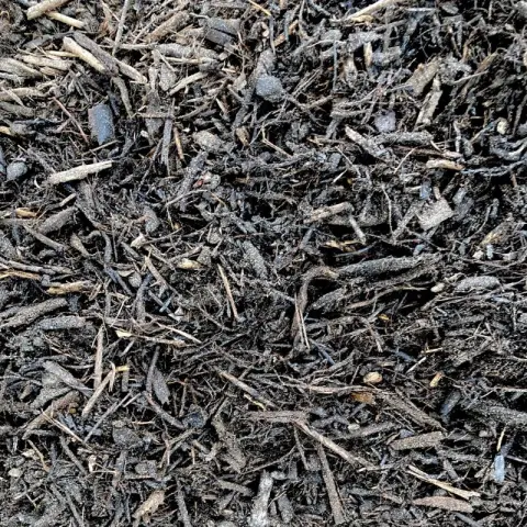 Donkerbruine houtmulch met takjes en spaanders van dichtbij