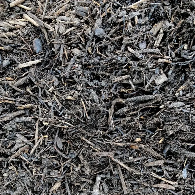 Donkerbruine houtmulch met takjes en spaanders van dichtbij