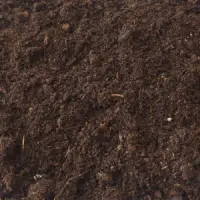 Fijne donkerbruine potgrond doorregen met lichte houtvezels