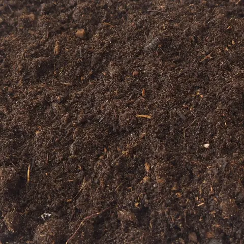 Fijne donkerbruine potgrond doorregen met lichte houtvezels