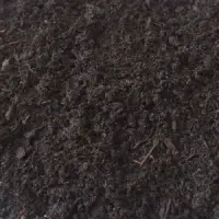 Donkerbruine compost met lichte houtvezels en kluitjes ertussen