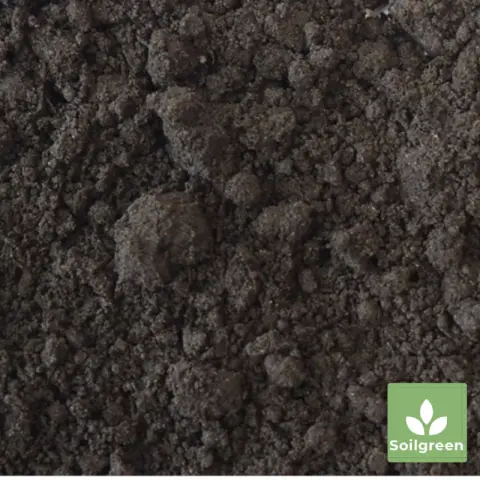 Donkerbruine kruimelige grond met groen Soilgreen-logo rechtsonder