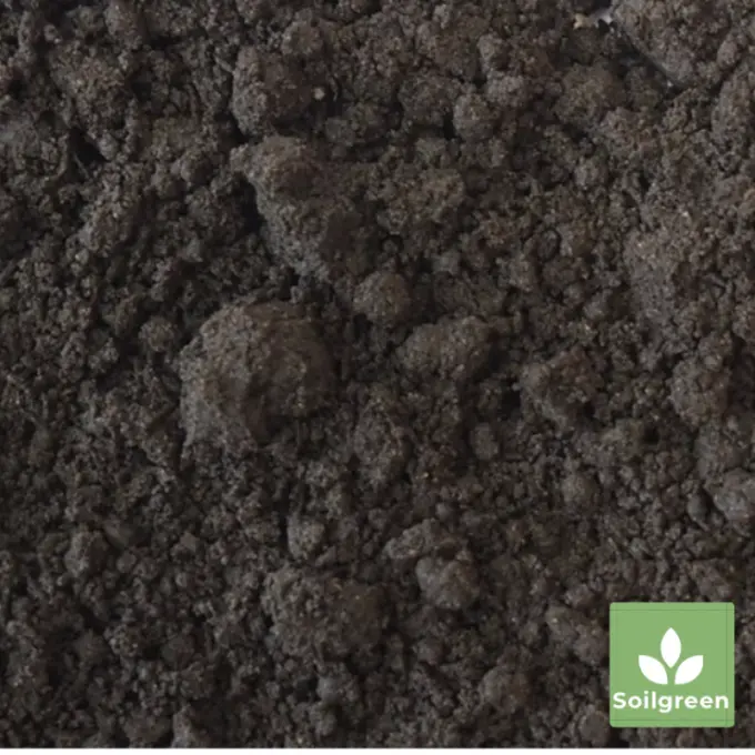 Donkerbruine kruimelige grond met groen Soilgreen-logo rechtsonder